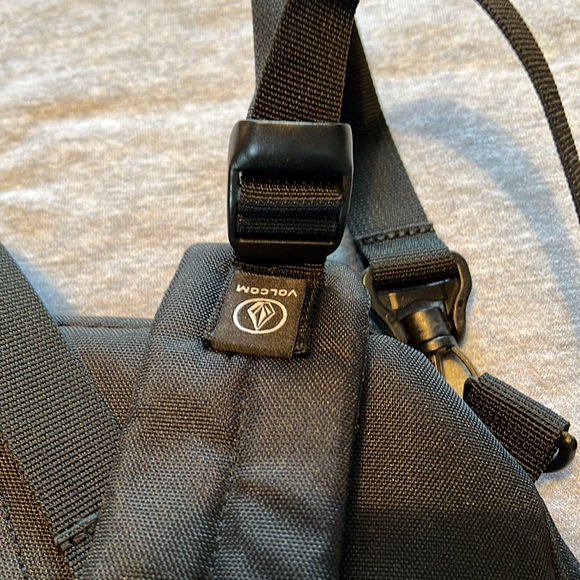 *NWT* Volcom Day Trip Backpack/Crossbody/Tote - Picture 6 of 8